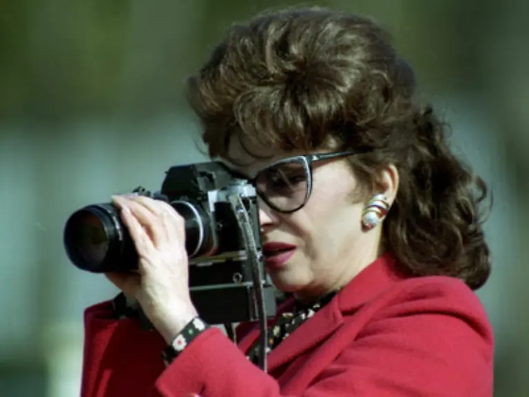 Seit-Jahren-arbeitet-sie-als-Bildhauerin-und-Fotografin