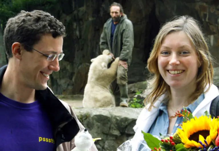 Ilja-und-Vincent-aus-Rotterdam-Das-Ehepaar-aus-Holland-ist-zum-ersten-Mal-in-Berlin-und-bei-Knut-Wir-freuen-uns-riesig-ueber-diese-Ehre-und-das-Glueck-Als-Andenken-an-ihren-Zufallsrekord-bekamen-sie-einen-Knut-aus-Stoff-ueberreicht