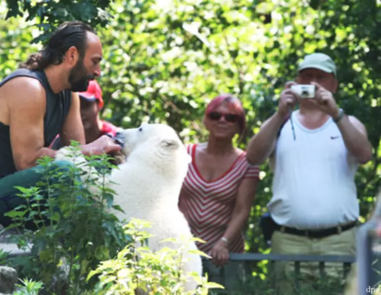 Noch-bleibt-es-bei-den-Pflegern-bei-blauen-Flecken