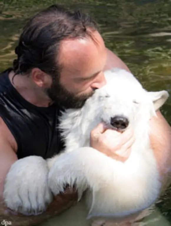 Vermutlich-im-Winter-duerfte-es-aber-mit-dem-Spielen-im-Gehege-vorbei-sein-schaetzt-Zoo-Tierarzt-Andr-Schuele