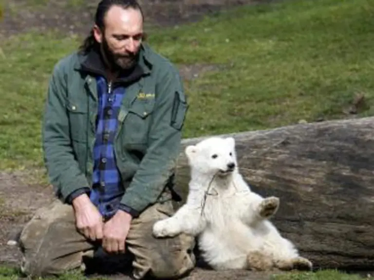 Die-langen-Schlangen-vor-dem-Zoo
