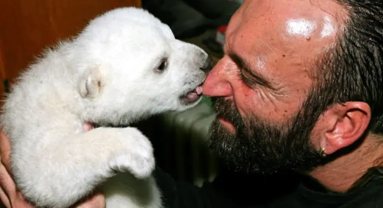 Pfleger-Doerflein-der-dank-seines-Einsatzes-fuer-das-Baerenbaby-laengst-stadtbekannt-ist-hat-sicher-einen-wesentlichen-Anteil-daran-dass-die-Kritiker-inzwischen-verstummt-sind