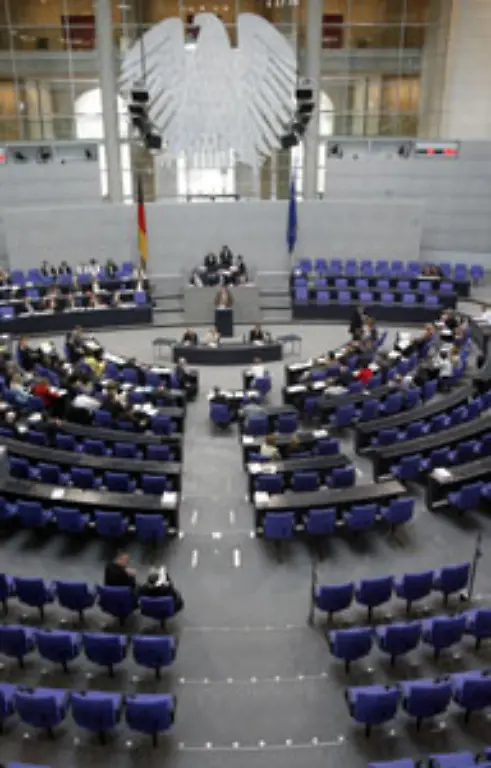 Mitglieder-des-Deutschen-Bundestages-erhalten-eine-monatliche-Diaet-von-7-009-Euro-und-verschiedene-Verguenstigungen-Ihren-beruflichen-Taetigkeiten-duerfen-sie-weiterhin-nachgehen-sofern-es-ihr-Mandat-erlaubt-Soweit-ist-die-Gesetzeslage-klar