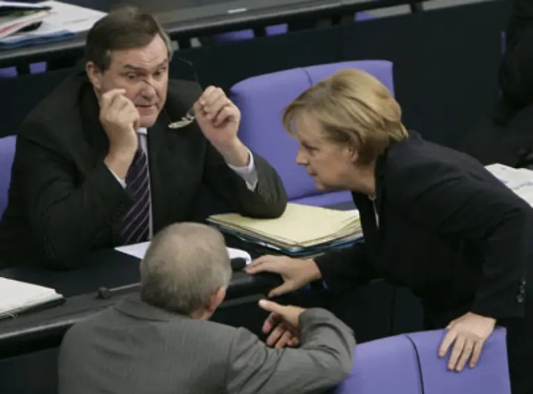 Eine-Neuregelung-trat-am-18-Oktober-2005-in-Kraft-Seitdem-sind-die-Mitglieder-des-Bundestages-verpflichtet-ihre-beruflichen-Taetigkeiten-anzuzeigen-und-alle-Einkuenfte-ueber-1-000-Euro-zu-veroeffentlichen-Die-Annahme-von-finanziellen-Zuwendungen-ohne-angemessene-Gegenleistung-ist-verboten
