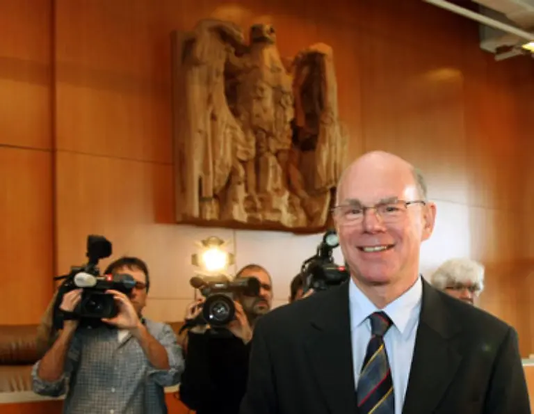 Bis-zur-Entscheidung-des-Verfassungsgerichts-schob-Bundestagspraesident-Lammert-die-Veroeffentlichung-der-Nebentaetigkeiten-auf-Bundestagsintern-muessen-die-Abgeordneten-ihm-bereits-seit-dem-30-Maerz-2006-ihre-Einkommen-aus-Nebentaetigkeiten-angeben