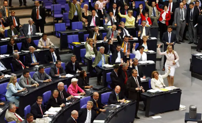 Doch-die-Angaben-sind-nur-vage-kategorisiert-Zwischen-1-000-und-3-500-Euro-Stufe-1-zwischen-3-500-und-7-000-Euro-Stufe-2-und-mehr-als-7-000-Euro-Stufe-3-Jaehrliche-und-einmalige-Verdienste-muessen-gekennzeichnet-werden