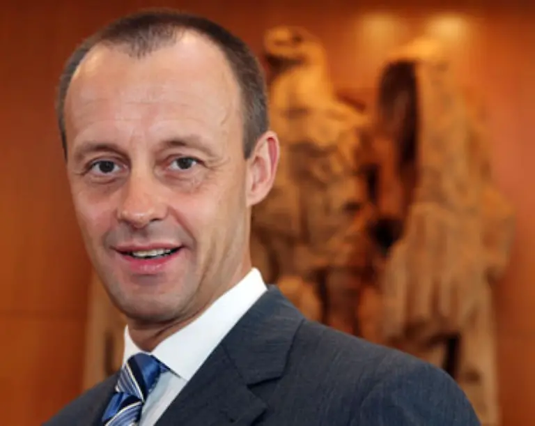 Der-Anwalt-Friedrich-Merz-CDU-gibt-auf-der-Bundestagsseite-an-aus-neun-Nebenbeschaeftigungen-in-Beiraeten-und-Aufsichtsraeten-unter-anderem-bei-der-Commerzbank-der-BASF-dem-AXA-Konzern-oder-IVG-Immobilien-Einkommen-der-Stufe-3-zu-beziehen