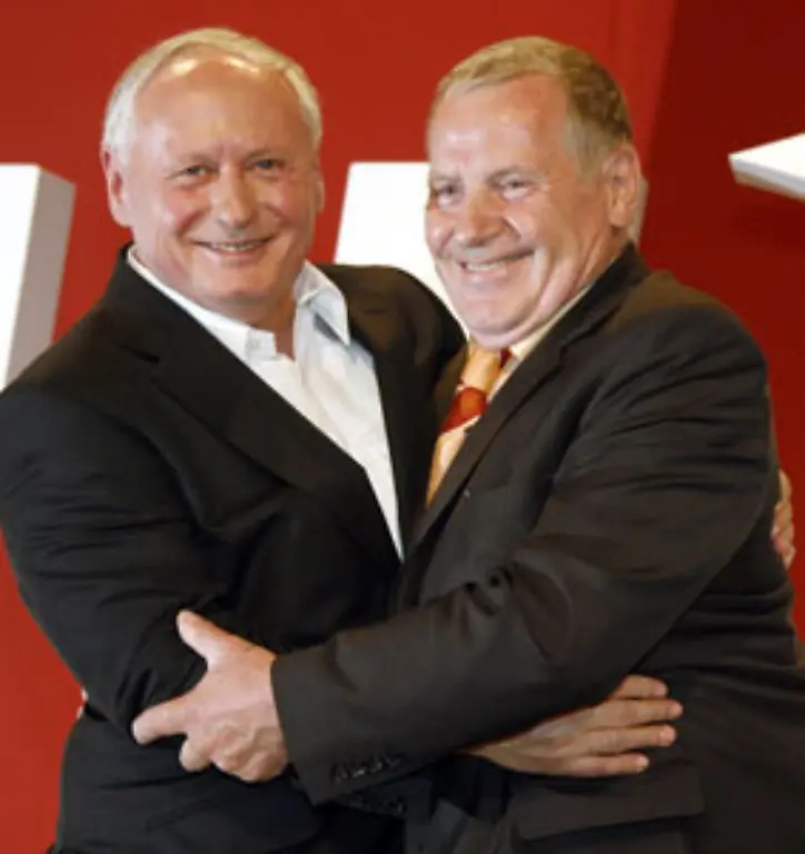 Der-Fraktionsvorsitzende-der-Linken-Oskar-Lafontaine-meldet-fuer-das-Jahr-2006-einen-inzwischen-ausgelaufenen-Kolumnistenvertrag-mit-dem-Axel-Springer-Verlag-auf-Stufe-2-Sein-Kollege-Lothar-Bisky-verdient-auf-Stufe-1-aus-seiner-Taetigkeit-als-Parteivorsitzender-dazu