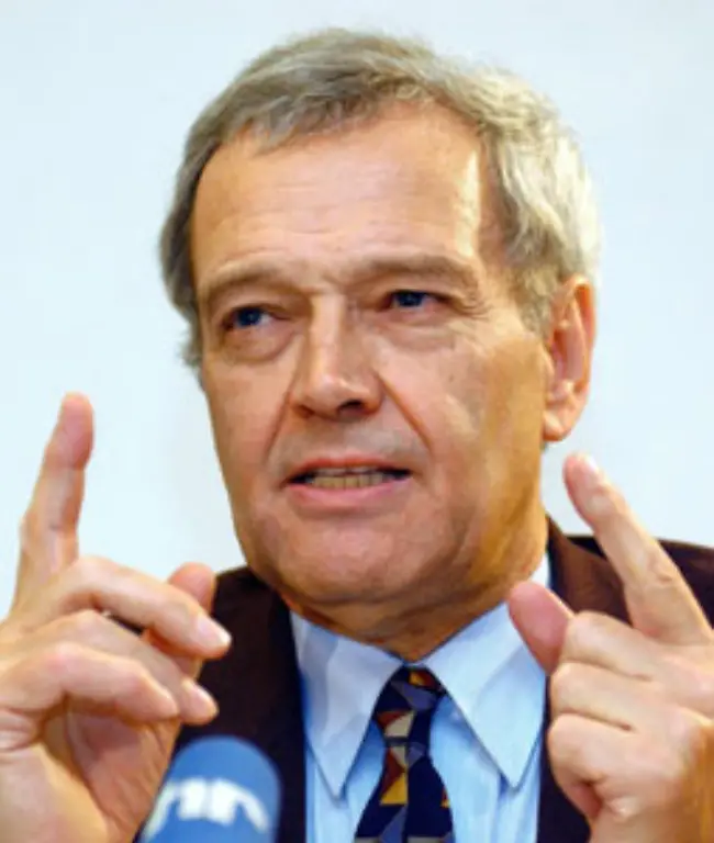 Der-Staatsrechtler-Hans-Herbert-von-Arnim-warnt-davor-Abgeordneten-die-Berufsausuebung-zu-verbieten-Der-Waehler-muss-selbst-einschaetzen-koennen-ob-ein-Abgeordneter-Diener-zweier-Herren-ist-Durch-die-berufliche-Unabhaengigkeit-seien-Abgeordnete-weniger-durch-ihre-Parteien-erpressbar