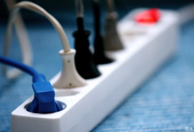 Elektrogeraete-wie-Fernseher-oder-Stereoanlagen-sollten-ganz-vom-Netz-genommen-werden-statt-sie-im-Stand-by-Modus-zu-lassen-Auch-Ladegeraete-sollten-nach-dem-Gebrauch-aus-der-Steckdose-gezogen-werden-da-sie-auch-bei-Nichtgebrauch-Strom-aufnehmen