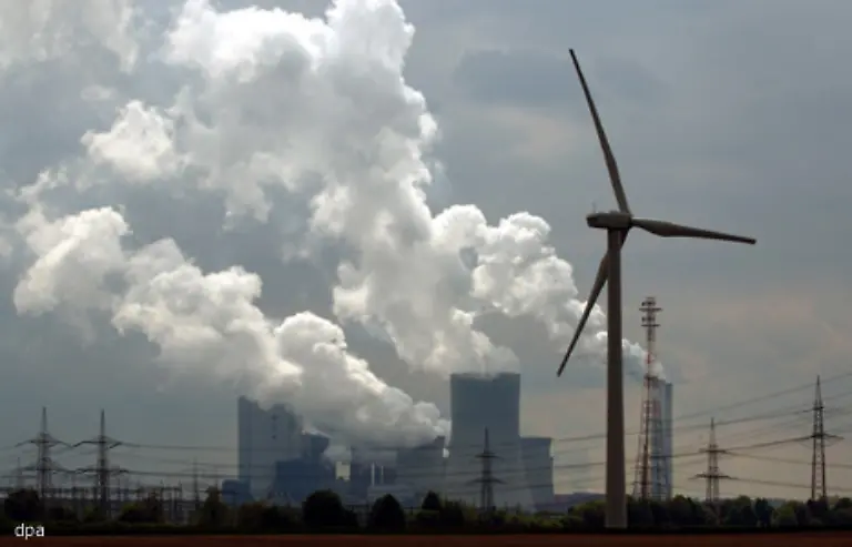 Den-Euro-Angaben-liegt-der-Durchschnittspreis-von-0-18-Euro-pro-Kilowattstunde-zu-Grunde-Fuer-jede-Kilowattstunde-verbrauchten-Stroms-werden-etwa-650-g-CO2-in-die-Luft-geblasen