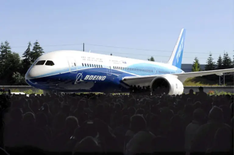Rund-1-500-Zuschauer-versammelten-sich-am-8-Juli-2007-um-das-Roll-Out-des-Dreamliners-zu-erleben-Die-Inszenierung-soll-perfekt-gewesen-sein-Im-Blitzlicht-der-Kameras-und-mit-Musikbegleitung-oeffneten-sich-die-Hangartore