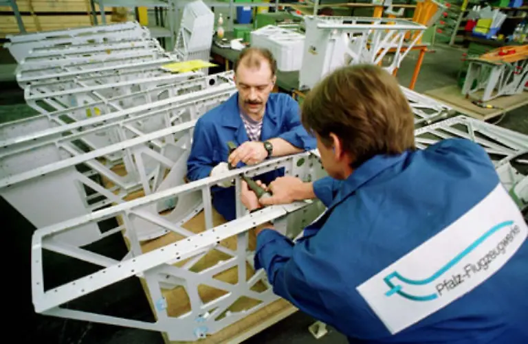 Rund-um-die-Welt-haben-Boeing-Mitarbeiter-und-Zulieferer-am-Dreamliner-gearbeitet-Auch-die-Mitarbeiter-der-Pfalz-Flugzeugwerke-in-Speyer-waren-mit-einem-millionenschweren-Auftrag-am-Bau-des-Grossraumflugzeugs-beteiligt