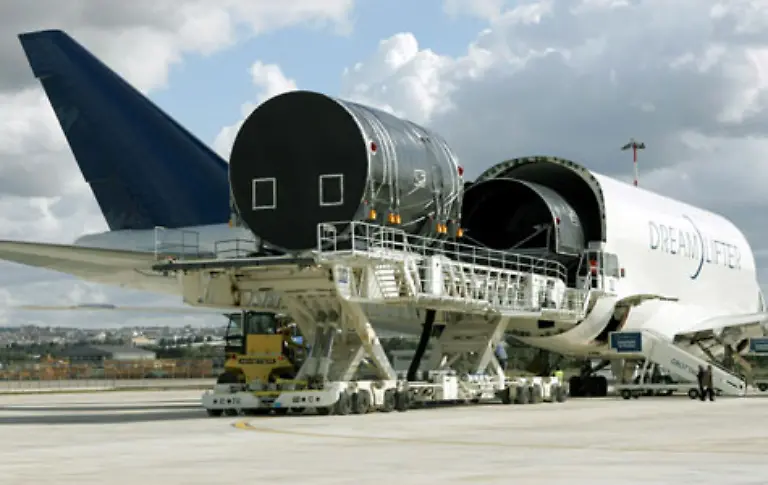 Flugzeug-im-Bauch-So-genannte-Dreamlifter-befoerderten-Dreamliner-Teile-von-Fertigungsort-zu-Fertigungsort