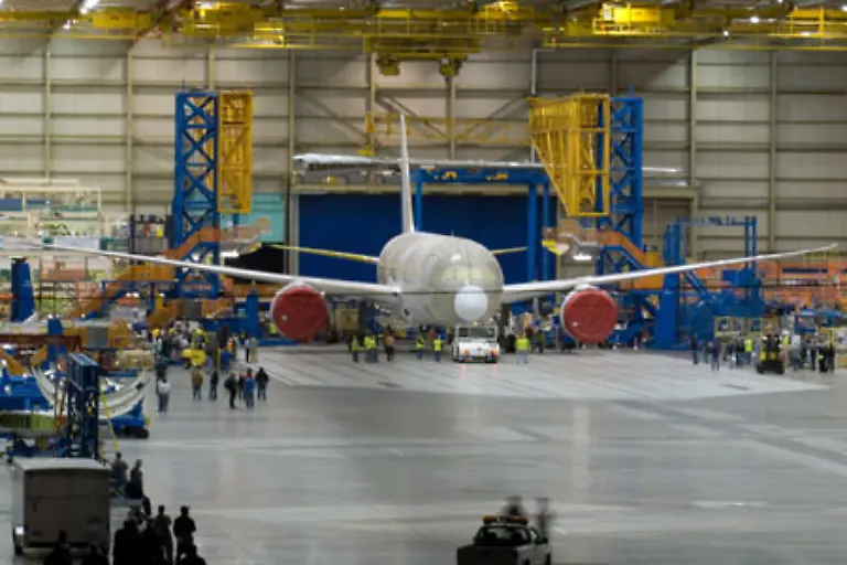 Der-Dreamliner-ist-das-erste-Verkehrsflugzeug-das-nicht-ueberwiegend-aus-Metall-sondern-aus-Kohlefaser-Verbundbauteilen-besteht
