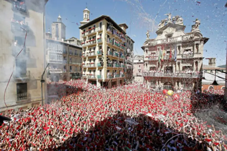 Pamplona-in-Nordspanien-feiert-sein-alljaehrliches-Volksfest-Mit-einem-Raketenschuss-vom-Rathausbalkon-wird-am-7-Juli-die-taegliche-Stierhatz-eroeffnet-die-bis-zum-14-Juli-dauert