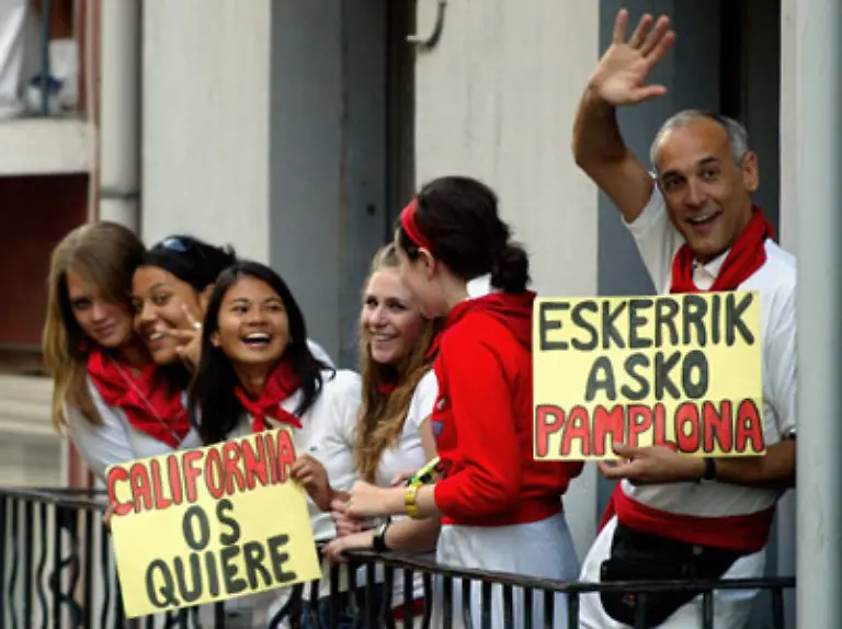 Zu-den-204-Stunden-Fiesta-nonstop-kommen-jedes-Jahr-Besucher-aus-aller-Welt