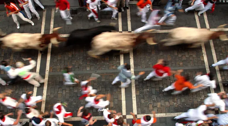 Die-Stiere-rennen-mit-einer-Geschwindigkeit-von-bis-zu-25-km-h-durch-die-Altstadt-Pamplonas