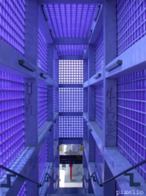 Blaue-Stimmung-in-einem-Bahnhof