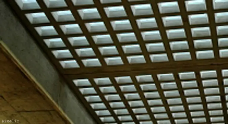 Durch-Glasbausteine-in-der-Decke-faellt-weiches-Tageslicht-in-dunkle-Raeume