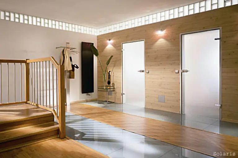 In-diesem-Flur-wirken-die-Glasbausteine-fast-wie-eine-schmueckende-Borduere