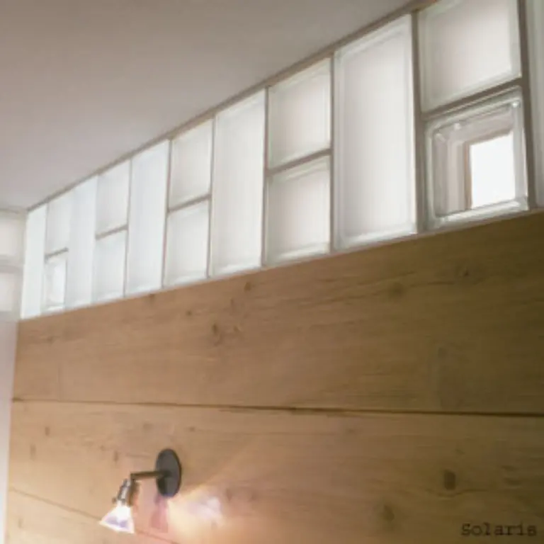 Frueher-wurden-Glasbausteine-gerne-neben-Beton-verbaut-Weniger-kuehl-wirkt-eine-Kombination-mit-Holz