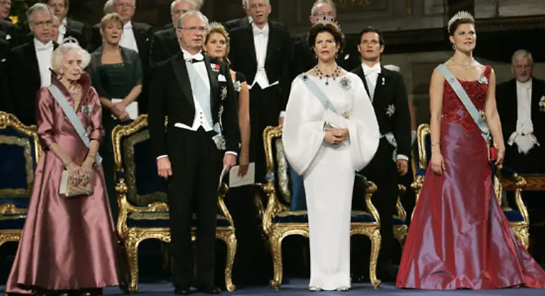 wo-Koenig-Carl-XVI-Gustaf-60-und-Koenigin-Silvia-63-zusammen-mit-den-drei-Koenigskindern-auf-ihrem-Schloss-Solliden-den-Sommer-verbringen