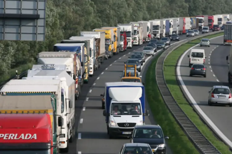 Und-angesichts-der-Millionen-LKWs-fragt-man-sich-wieso-alle-immer-von-schlechten-wirtschaftlichen-Zeiten-reden