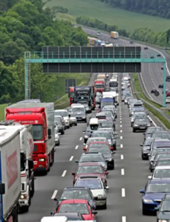 Waehrend-langsam-der-Schmerz-in-die-Wade-des-Gaspedal-Beines-steigt