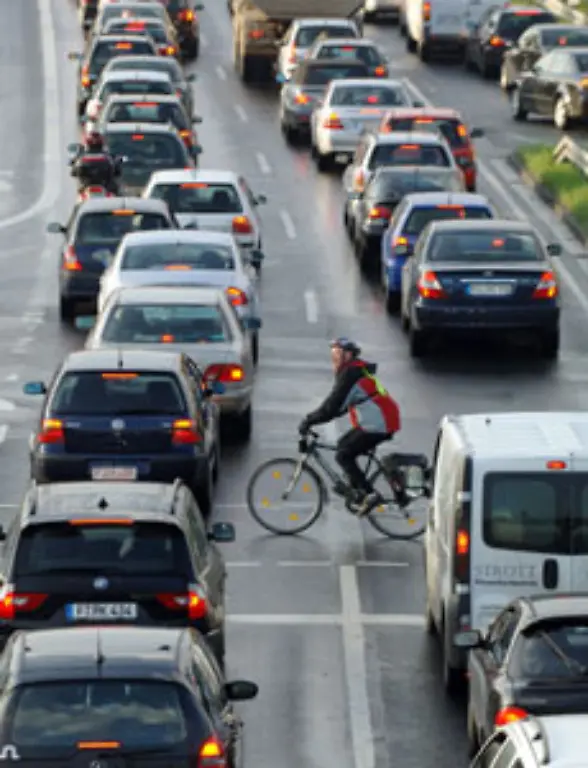 Unsere-Tipps-Regen-Sie-sich-einfach-nicht-auf-wenn-Sie-im-Stau-stehen-Querschiessen-nuetzt-nichts