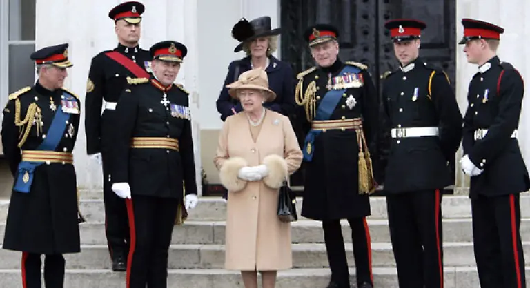 Doch-bis-Camilla-ein-waechsernes-und-damit-vollwertiges-Mitglied-der-britischen-Koenigsfamilie-werden-durfte