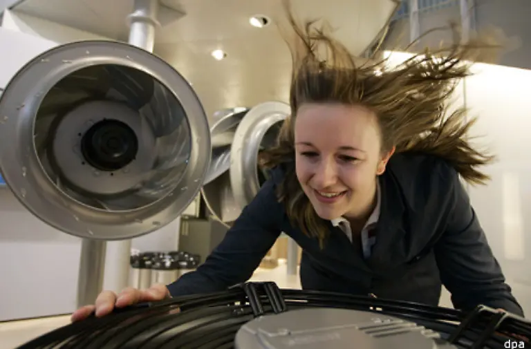 Ein-Tischventilator-am-Arbeitsplatz-ist-ein-Muss-aber-Vorsicht-Direkter-Luftzug-verursacht-einen-steifen-Nacken