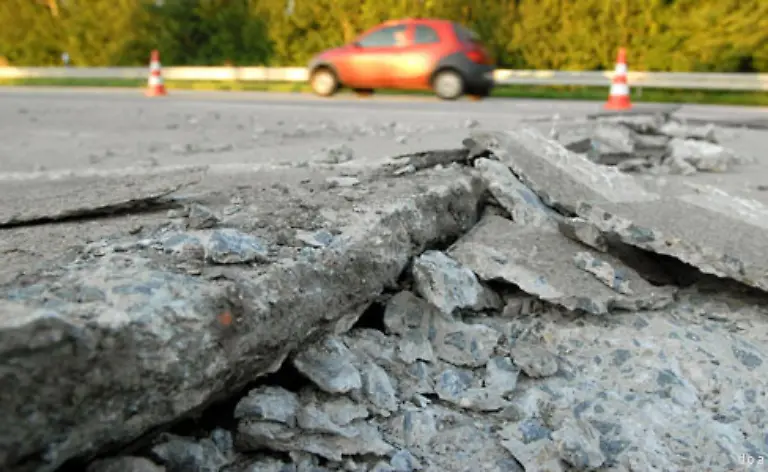 Hat-man-auf-diese-Weise-einen-heissen-Arbeitstag-hinter-sich-gebracht-gilt-Vorsicht-auf-dem-Nachhauseweg-So-manche-Strasse-haelt-der-Hitze-nicht-Stand