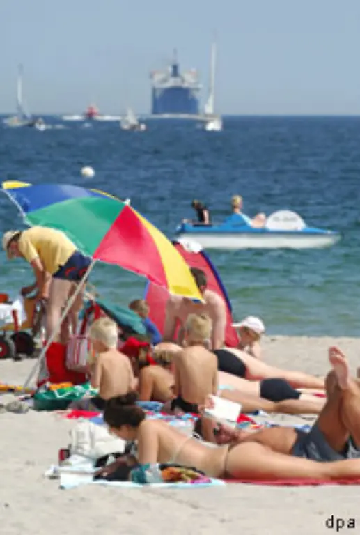 An-der-Kueste-weht-wenigstens-noch-eine-kuehle-Brise-perfektes-Badewetter