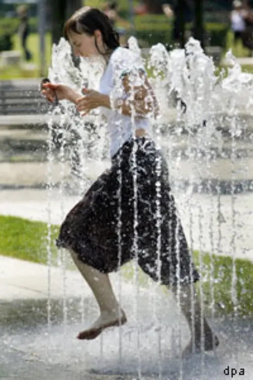 Einfach-auf-dem-Weg-zum-Buero-einmal-durch-den-Springbrunnen-laufen