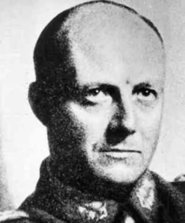 Bereits-1942-entwickelt-Tresckow-mehrere-Anschlagsplaene-gegen-Hitler-Sie-scheitern-allesamt-Im-Maerz-1943-gelingt-es-ihm-eine-Zeitbombe-in-Hitlers-Flugzeug-zu-platzieren-Doch-der-Zuender-versagt