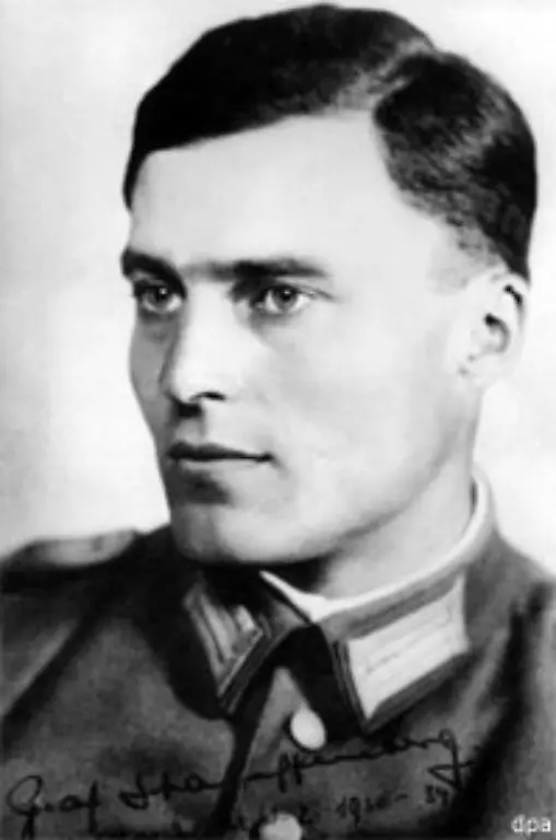 Anfang-Juli-1944-beschliesst-Stauffenberg-den-Anschlag-auf-Hitler-selbst-auszufuehren-Hier-liegt-ein-Problem-Als-Kopf-der-Aktion-wird-er-auch-in-Berlin-gebraucht