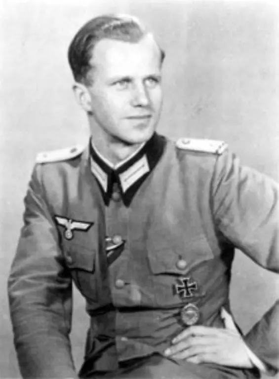 Sein-Adjutant-Werner-von-Haeften-begleitet-ihn-Haeften-hat-in-einer-Aktentasche-zwei-Sprengladungen-dabei