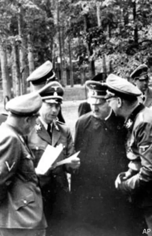 Nach-seiner-Ankunft-im-Fuehrerhauptquartier-erfaehrt-Stauffenberg-dass-die-Besprechung-vorverlegt-wurde-weil-Hitler-sich-am-Nachmittag-mit-Mussolini-treffen-will-Damit-hat-Stauffenberg-weniger-Zeit-als-geplant-Er-deponiert-nur-eine-der-beiden-Sprengladungen