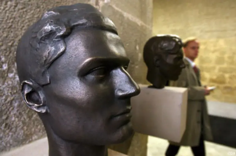 Nach-dem-Anschlag-in-der-Wolfsschanze-sitzt-Stauffenberg-im-Flugzeug-nach-Berlin-Er-glaubt-dass-Hitler-tot-ist