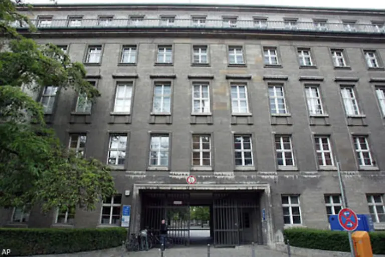 In-Berlin-loesen-Olbricht-und-Mertz-von-Quirnheim-verunsichert-durch-widerspruechliche-Nachrichten-den-Walkuere-Alarm-erst-mit-vierstuendiger-Verspaetung-aus