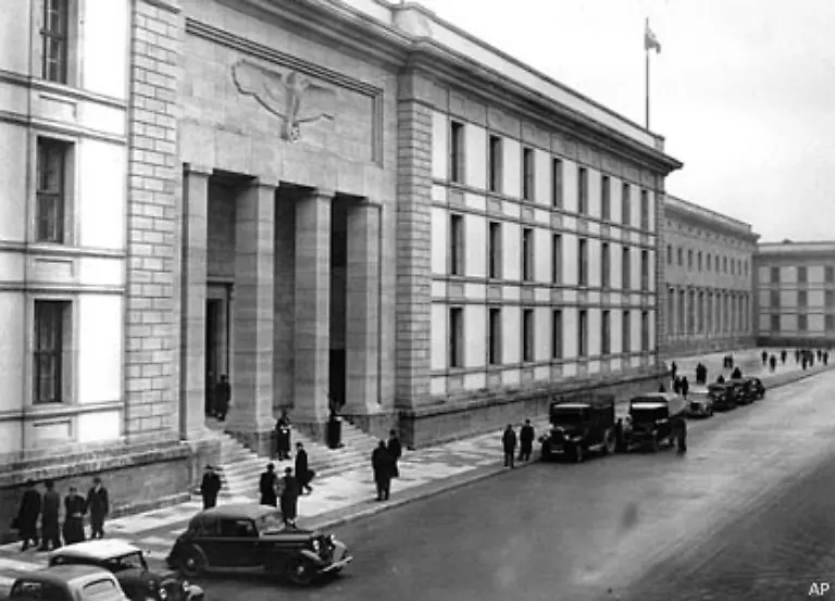 Von-der-Wolfsschanze-aus-werden-die-Befehle-der-Verschwoerer-widerrufen-Die-Abriegelung-des-Regierungsviertels-die-Ausschaltung-des-Rundfunks-in-Charlottenburg-die-Verhaftung-der-SS-Fuehrung-und-die-Besetzung-der-Gestapo-Zentrale-scheitern