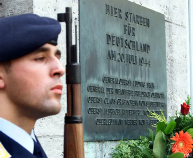 Noch-in-der-Nacht-zum-21-Juli-werden-Stauffenberg-Haeften-Mertz-von-Quirnheim-und-Olbricht-im-Hof-des-Bendlerblocks-erschossen