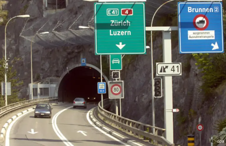 Vom-Mosi-Tunnel-bei-Brunnen-in-der-Schweiz-laesst-sich-das-nicht-gerade-behaupten-Bei-dem-1-1-Kilometer-langen-Tunnel-wurde-auf-Notausgaenge-komplett-verzichtet-Ausserdem-wird-der-Tunnel-unzureichend-belueftet