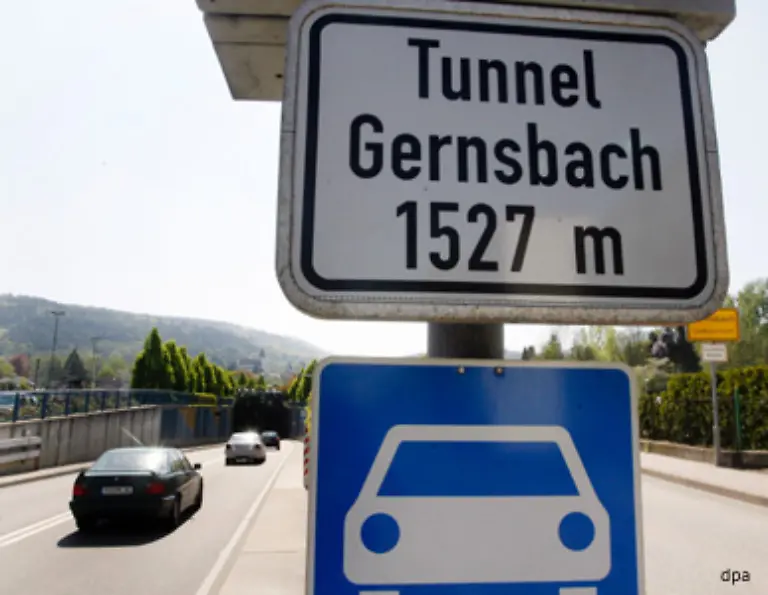 Der-Schwarzwaelder-Gernsbach-Tunnel-ist-ein-solcher-Tunnel-mit-Gegenverkehr-Der-Anteil-von-LKW-die-den-Tunnel-nutzen-ist-mit-15-Prozent-vergleichsweise-hoch-Gefahrtguttransport-ist-im-Gernsbach-Tunnel-uneingeschraenkt-moeglich