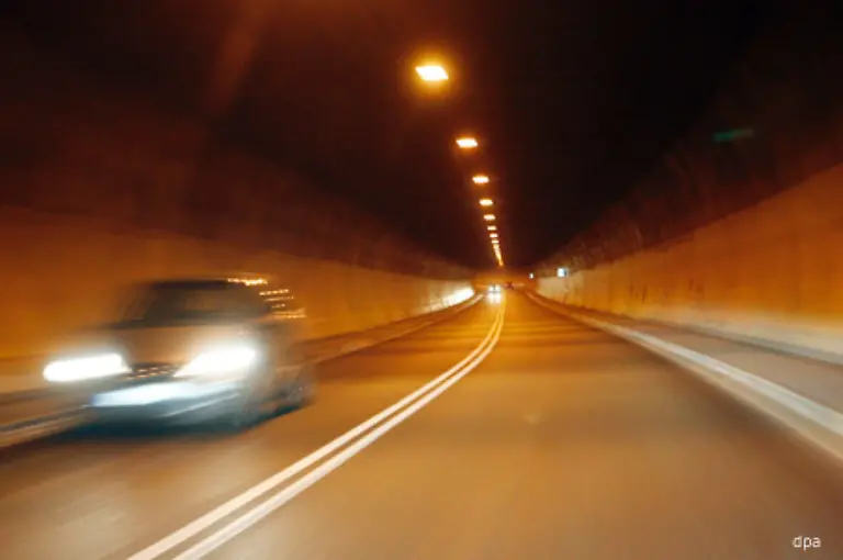 Fluchtwege-sind-nicht-mit-Notleuchten-gekennzeichnet-Ausserdem-ergab-der-Test-dass-die-Tunnelleitzentrale-nicht-in-der-Lage-waere-im-Notfall-entsprechende-Massnahmen-einzuleiten