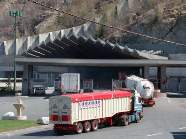 Ein-weiterer-Tunnel-mit-Gegenverkehr-der-Montblanc-Tunnel-zwischen-Frankreich-und-Italien-Das-Projekt-einer-zweiten-Roehre-wurde-zunaechst-wegen-fehlender-Finanzierung-spaeter-wegen-der-Proteste-betroffener-Anwohner-verworfen