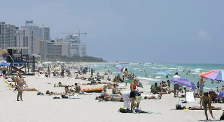 In-Miami-identifizierte-das-FBI-bald-den-27-jaehrigen-Andrew-Cunanan-als-mutmasslichen-Taeter-Ein-homosexueller-Callboy-dem-vorgeworfen-wurde-vor-Versace-bereits-vier-weitere-Maenner-getoetet-zu-haben