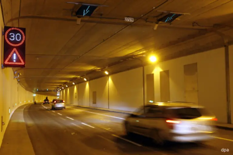 Jeden-Tag-werden-rund-32-000-Fahrzeuge-im-Tiergartentunnel-gezaehlt-Er-ist-zweiroehrig-also-kein-Gegenverkehr-verfuegt-ueber-Standspuren-und-ist-gut-beleuchtet
