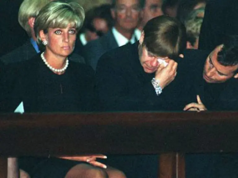 Fuer-Prinzessin-Diana-schuf-er-den-Look-zu-ihrem-Wandel-von-der-schuechternen-Thronfolgergattin-zur-selbstbewussten-Frau